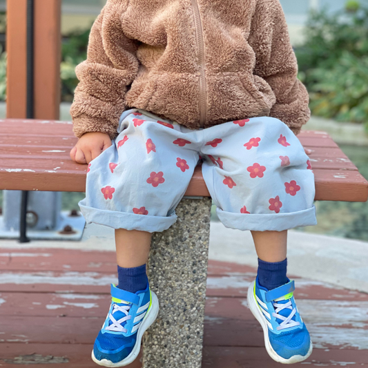 Little kid wearing CHÉRUBI daisy print back-to-school pants – soft cotton kidswear